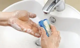 Pessoa esfregando as mãos