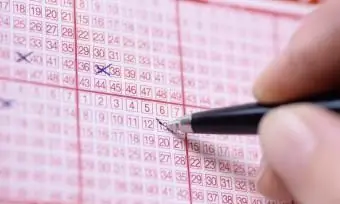 Marcas de bolígrafo en el billete de lotería