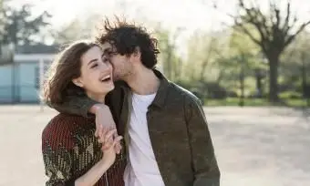 uomo che bacia la fidanzata