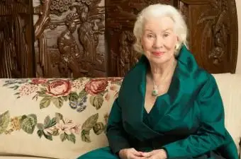 תלבושת ירוקה עם שרשרת אמרלד