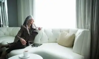 kobieta leżąca na luksusowej sofie