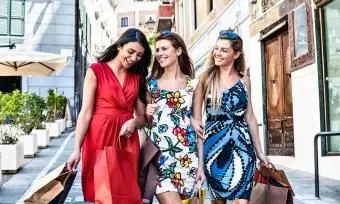 kobiety przyjaciółki na zakupy