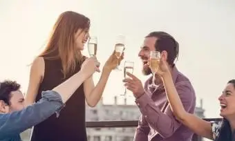 와인과 함께 편안한 친구의 그룹