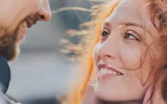 Donna con sguardo amorevole all'uomo