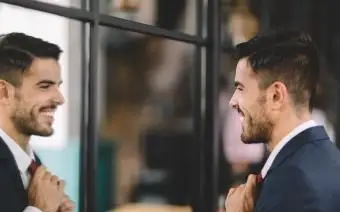 Uomo che sorride al suo riflesso