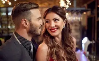 Waga kobieta uśmiecha się do mężczyzny