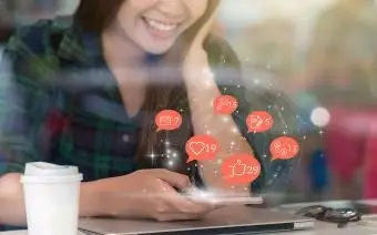 Mulher usando redes sociais