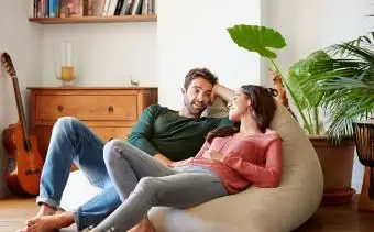 Homem e mulher compartilhando uma conversa íntima