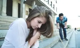 彼のガールフレンドに叫んで怒っている男