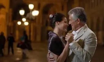 para tańcząca na ulicy