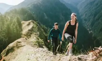 Para na wędrówce górskiej
