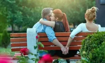 láskavý okamih ženy objímajúcej muža