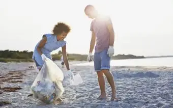 Kupé zbierajúce odpadky na pláži