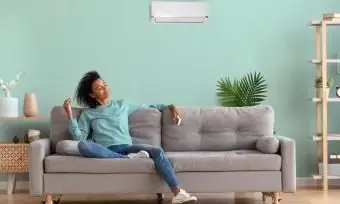 femme détendue assise sur un canapé