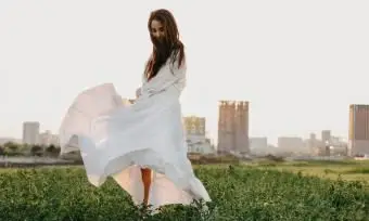Femme en robe blanche