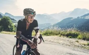 Älterer Mann ruht auf Mountainbike-Trail