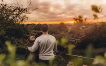 Mann und Frau genießen den Sonnenuntergang