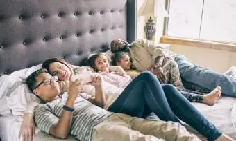 famiglia che si rilassa a letto insieme