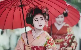 우산을 든 일본 게이샤