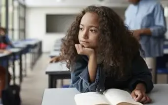 교실에서 공상 소녀