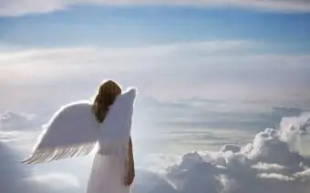 구름에 서있는 천사