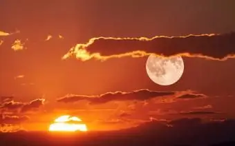 Vue panoramique de la pleine lune au coucher du soleil