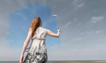 mujer pintando gris cielo azul