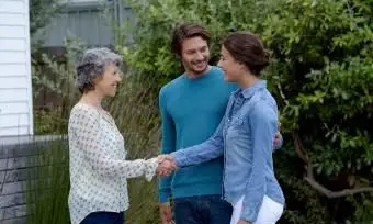 여자 친구를 가족에게 소개