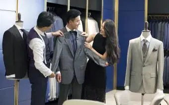 남자에서 쇼핑하는 젊은 부부