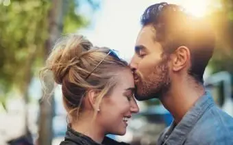 도시에서 밖으로 젊은 부부의 총