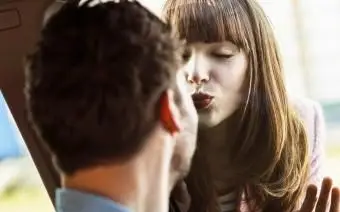 앞 유리를 통해 작별 인사를하는 커플