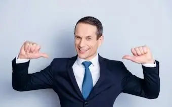 Fiducioso uomo pomposo