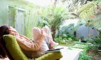 femme, délassant, dans chaise