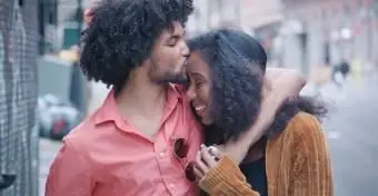 רבים ואישה מאוהבים צוחקים יחד