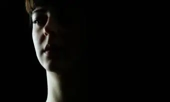 Depresívne vyzerajúca mladá žena