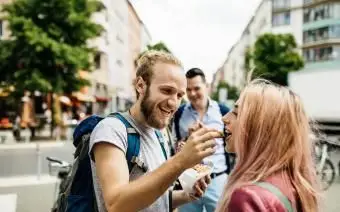 Heureux jeune couple partage une collation