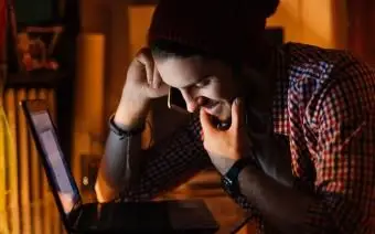 Parler tard dans la nuit au téléphone