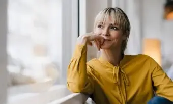 창 밖으로 보이는 여자