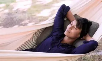 해먹에 누워있는 여자