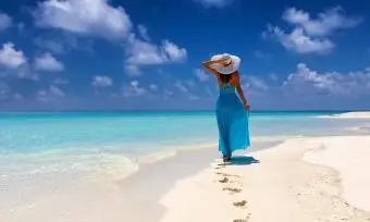 해 안에 서있는 여자