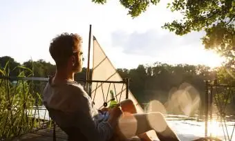 homme avec une bouteille de bière