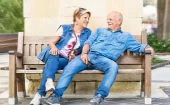 Starší pár na sebe modrú rifľovinu