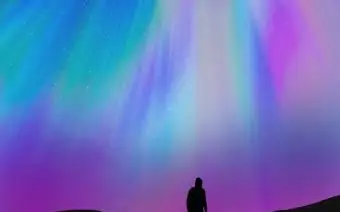 Silueta človeka proti polárnej žiare