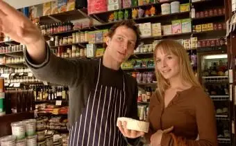 고객과 채팅하는 남자