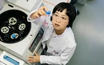 실험실에서 아시아 여성 과학자