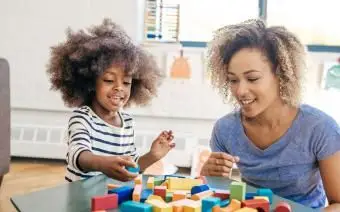 블록을 가지고 노는 아이