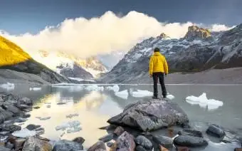 Homme regardant la vue au lever du soleil dans le parc national Los Glaciers