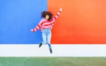 Heureuse jeune femme sautant en l'air