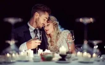 Pár na romantickej večeri