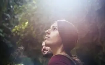 Trampka s priateľom v lese vzhliada